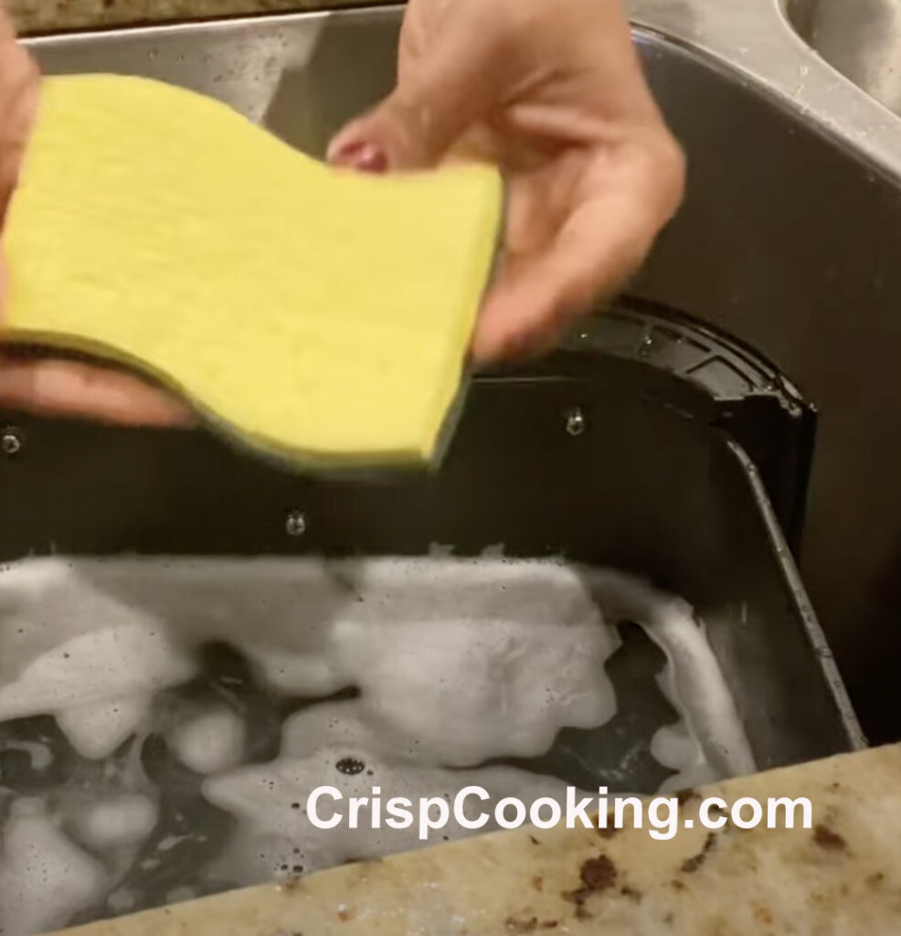 Sponge to clean Gourmia air fryer