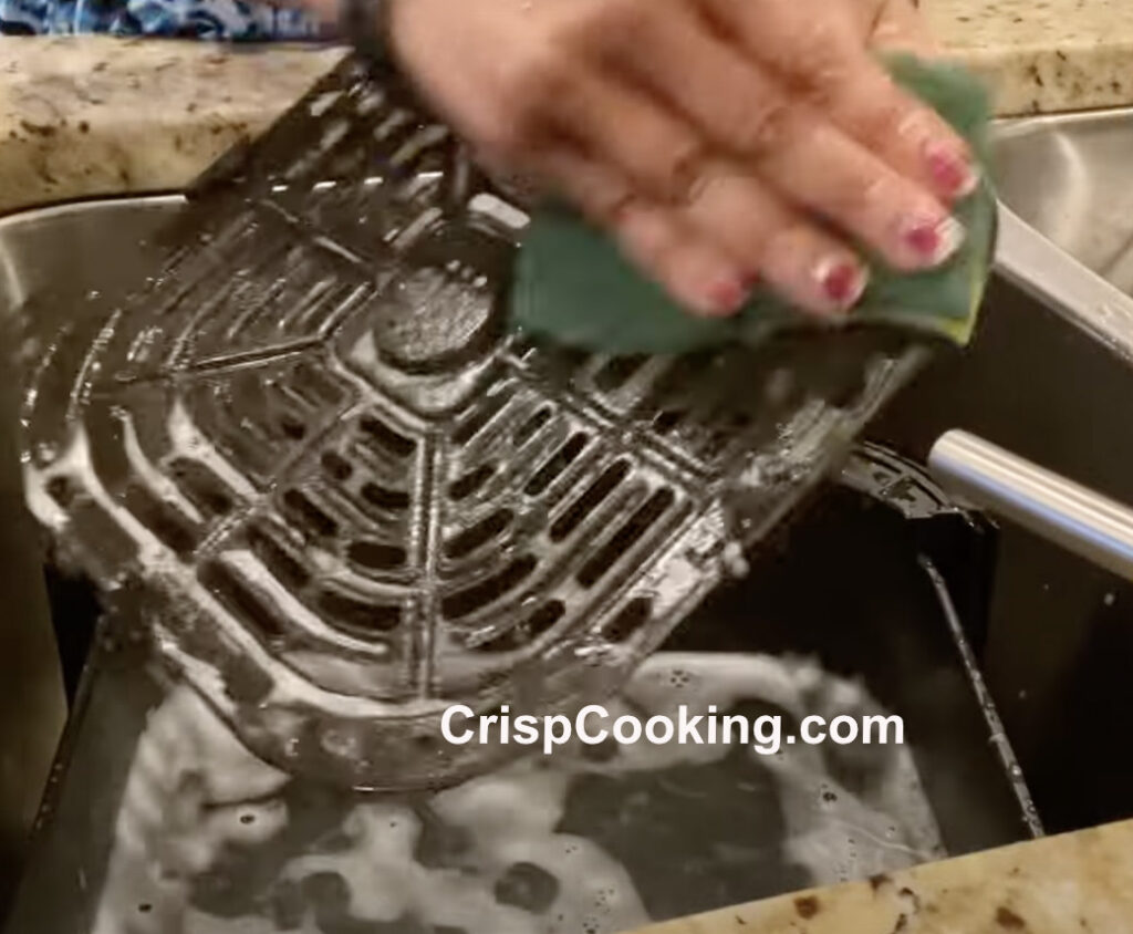 Sponge to clean Gourmia air fryer crisper plate
